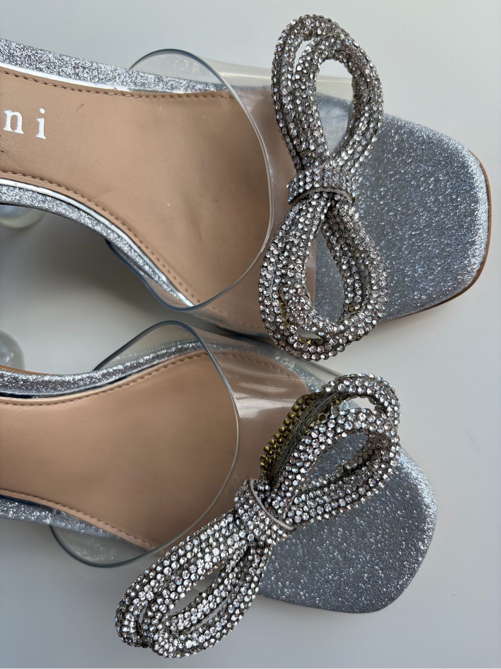 🆕🪩 Gianni Bini Rhinestone Bow Clear Heel Sandals Silver Glitter Size 7 Party - Picture 10 of 17